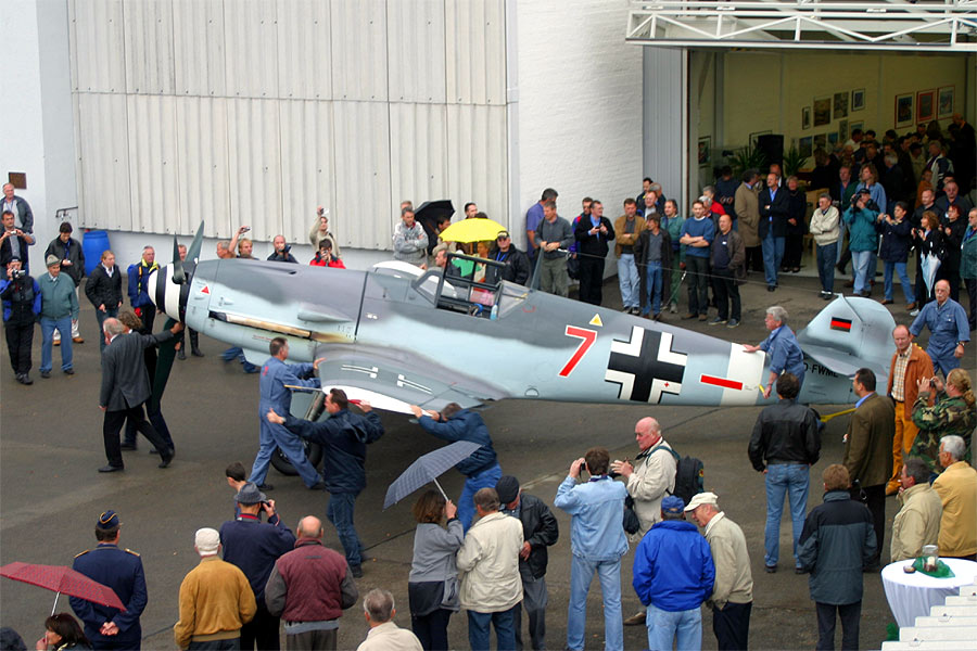 Die Me 109 wird aus dem Hangar gerollt